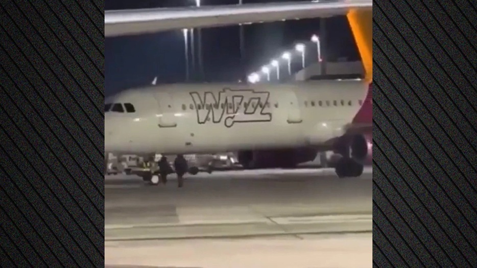 Η στιγμή που επιβάτες τρέχουν να προλάβουν την πτήση τους στο αεροδρόμιο της Κολωνίας και συλλαμβάνονται