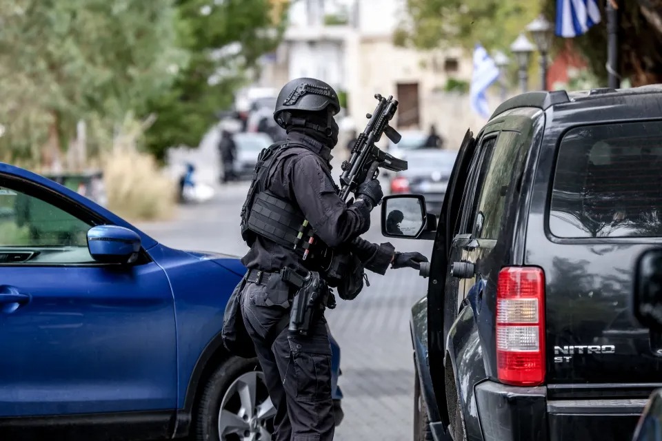 Αστακός τα Βορίζια της Κρήτης: Ψάχνουν πόρτα – πόρτα για τα όπλα των δραστών – Φόβοι για νέο αιματοκύλισμα – Αναβλήθηκε η κηδεία του 39χρονου (εικόνες & βίντεο)