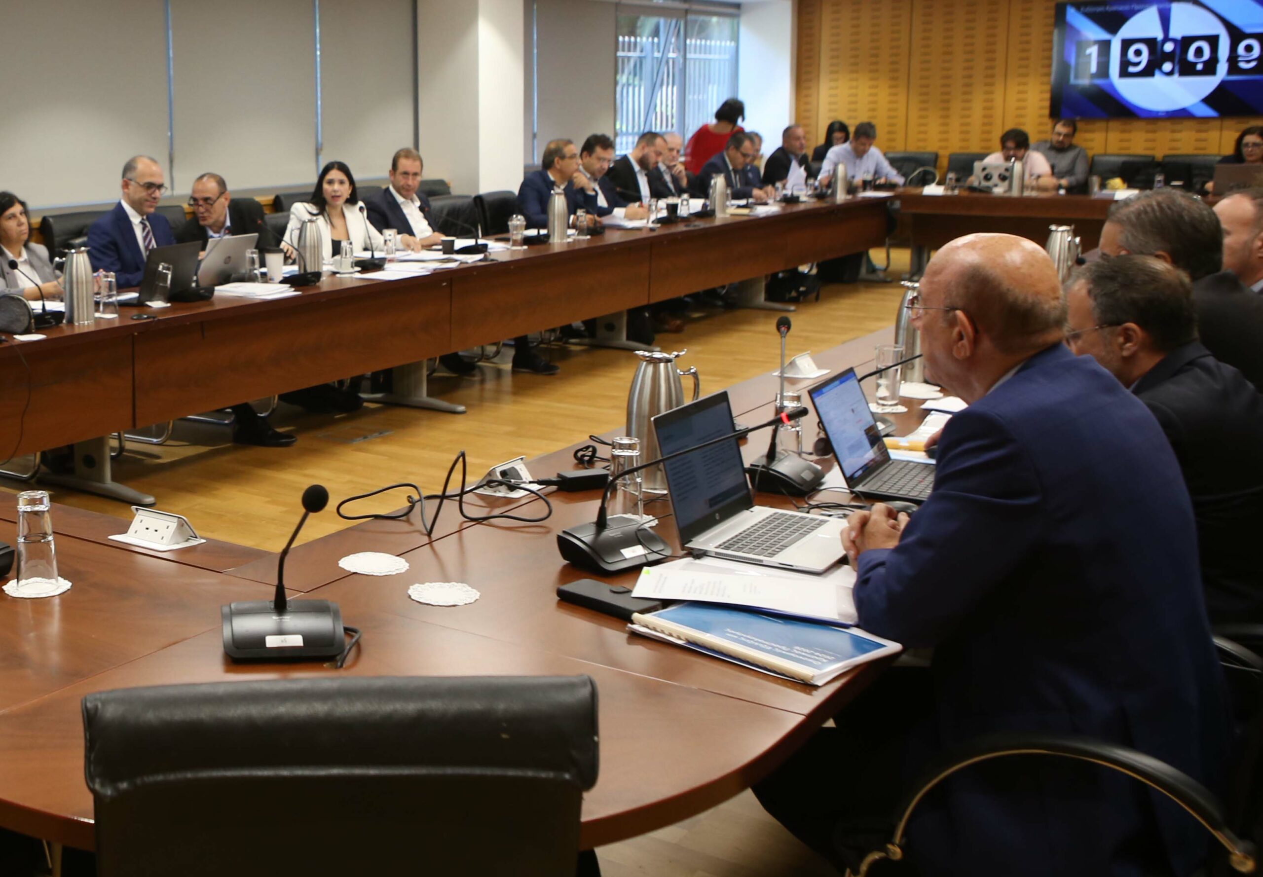 Λογιστές και Δικηγόροι διαφωνούν με την αύξηση του εταιρικού φόρου – Έπεται μάχη στη Βουλή