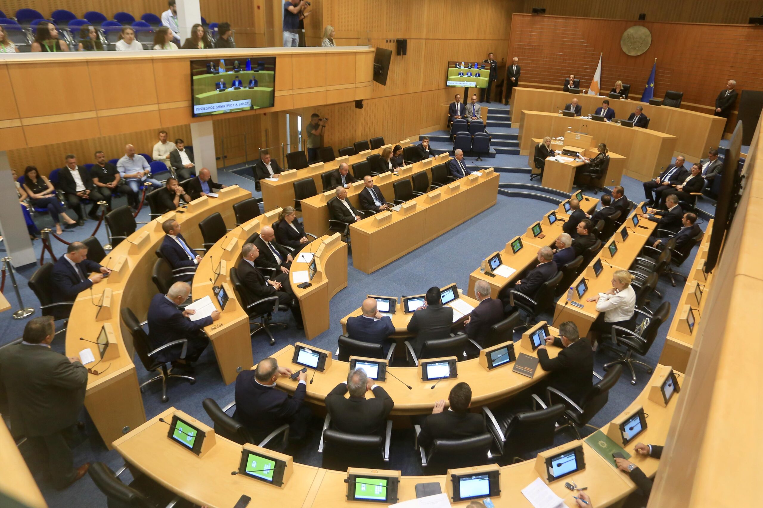 Βουλή: Δάσκαλε που δίδασκες για συνεργάτες – Διαφάνεια για τους κυβερνητικούς, σιωπή για τους κοινοβουλευτικούς