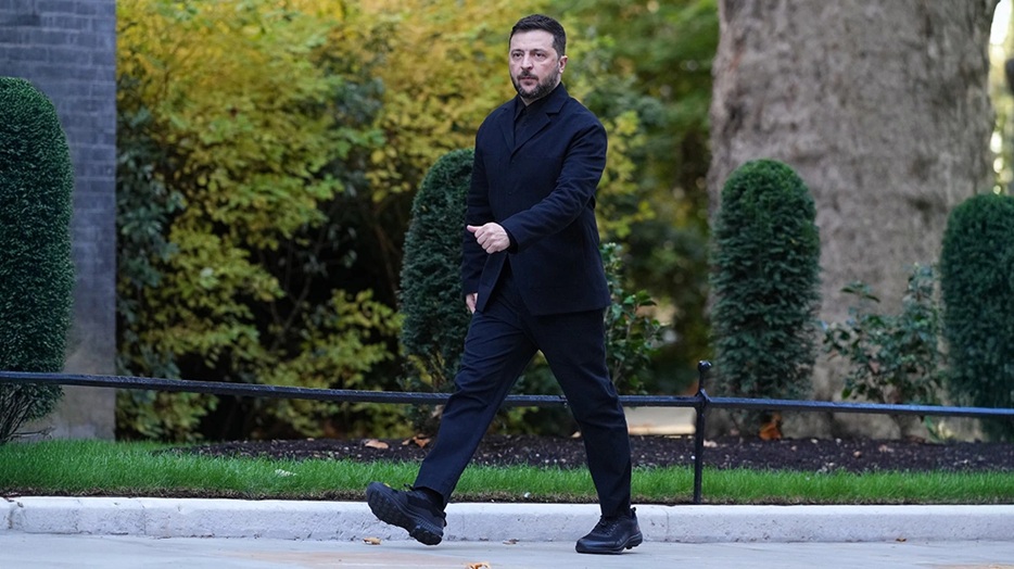 Η ασφυκτική πίεση από τον Τραμπ, το ρωσικό σφυροκόπημα στο μέτωπο και το τελεσίγραφο των έξι ημερών – Ο Ζελένσκι ανάμεσα σε Συμπληγάδες