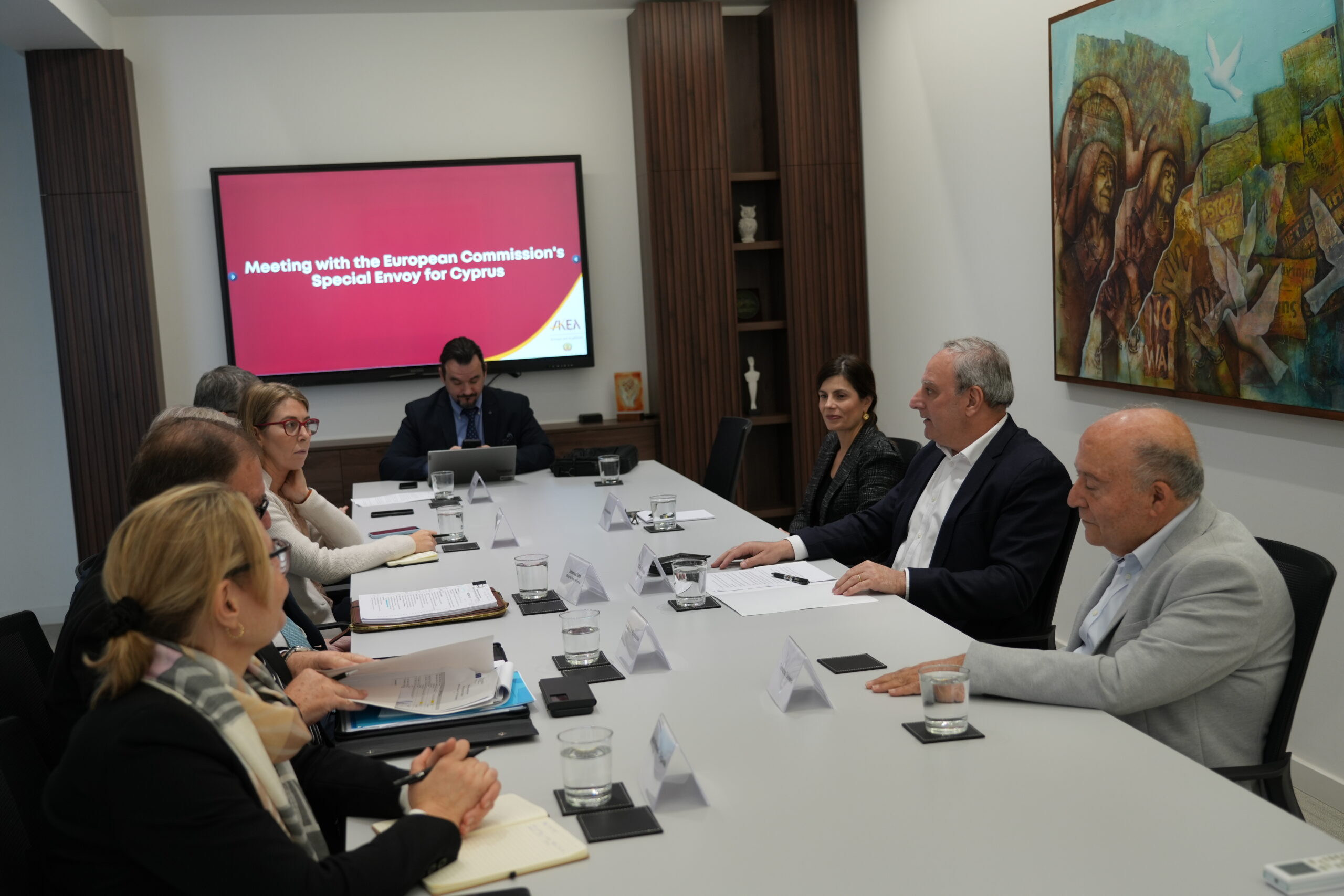 Συνάντηση Στεφάνου με Γιοχάνες Χαν – «Η Ευρωπαϊκή Ένωση ενδιαφέρεται και θέλει να σπάσει το αδιέξοδο»