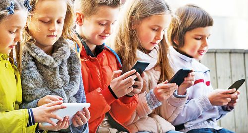 Η «επιδημία» του κινητού τηλεφώνου – Aπό τη συνήθεια, στον εθισμό!