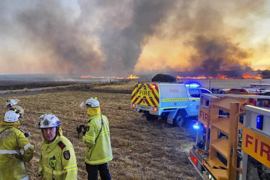 Αυστραλία: Πυρκαγιές κατέκαψαν σπίτια, ένας πυροσβέστης νεκρός