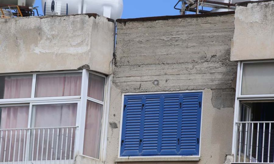 Ειδικές καρέκλες σε κλιμακοστάσια προσφυγικών πολυκατοικιών – Εφαρμόζεται πιλοτικά η πρόταση