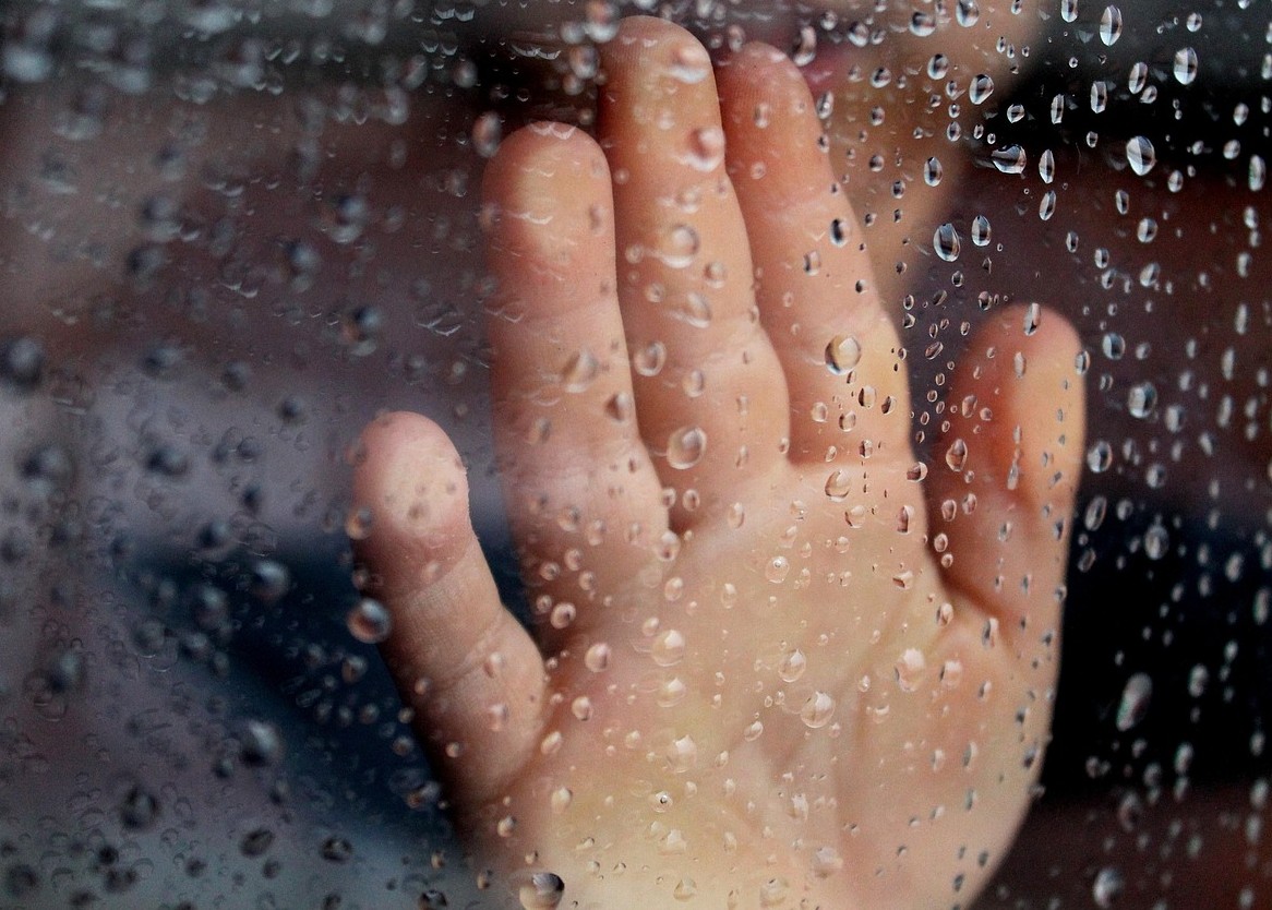 Βρέχει και σήμερα στην πόλη…