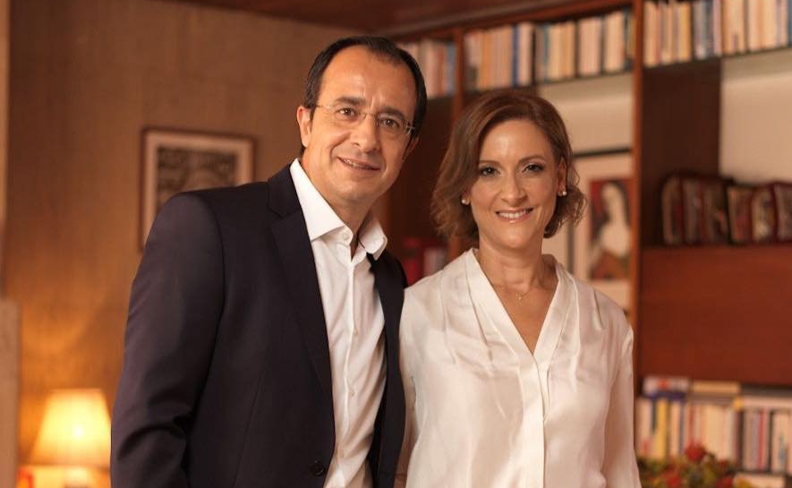 Φιλίππα Καρσερά: Στόλισε το χριστουγεννιάτικο δέντρο στο Προεδρικό Μέγαρο