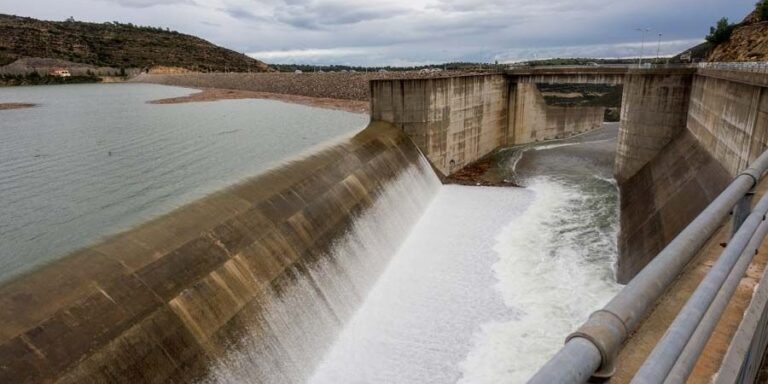 Παρά την κακοκαιρία Byron παραμένει αποκαρδιωτική η εικόνα των φραγμάτων