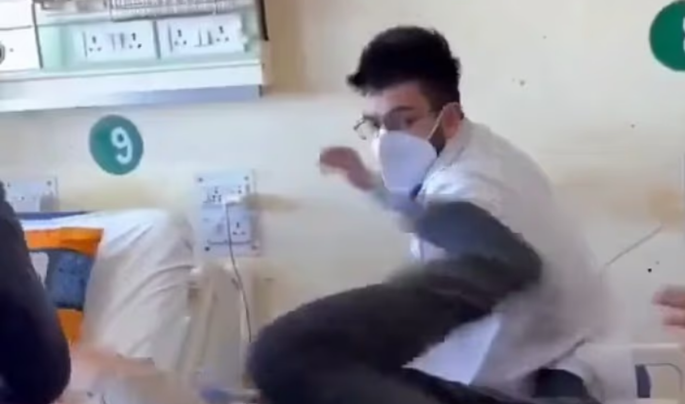 Σάλος στην Ινδία: Γιατρός γρονθοκόπησε ασθενή σε νοσοκομείο επειδή… του ζήτησε να μιλάει με σεβασμό