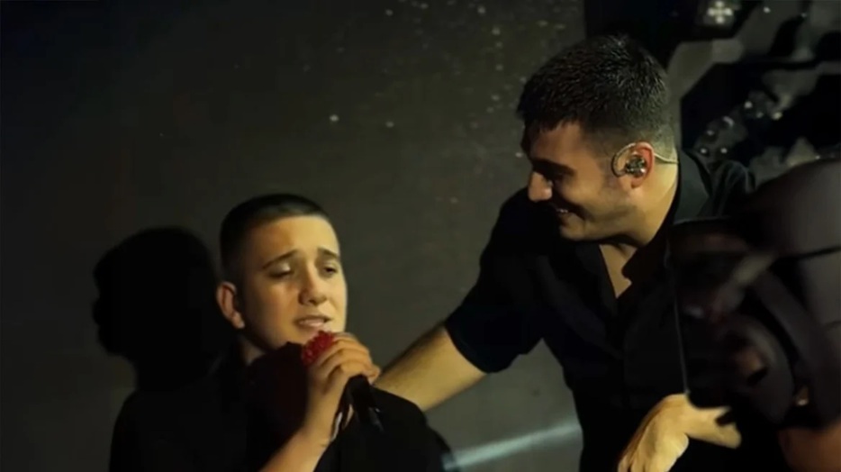 Ο μικρότερος γιος του Πλούταρχου, Κωνσταντίνος τραγούδησε «Φυσάει πολύ» πλάι στον αδερφό του Γιώργο