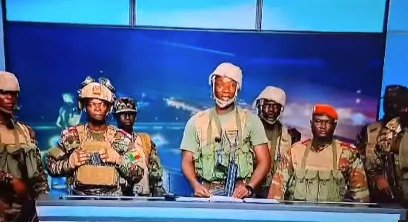 Πραξικόπημα σε live μετάδοση στο Μπενίν: Στρατιώτες ανακοίνωσαν ότι ανέτρεψαν τον πρόεδρο και «βασιλιά του βαμβακιού»