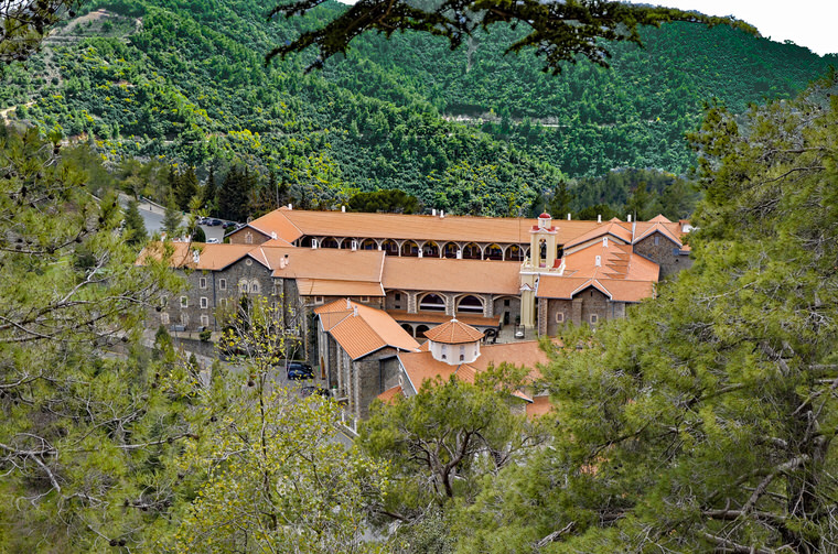 Άνω κάτω η Μονή Κύκκου: Παρουσιάζουν τους μοναχούς να έχουν ανακαλύψει θεραπεία και να πουλούν μέσω διαδικτύου θαυματουργό φάρμακο