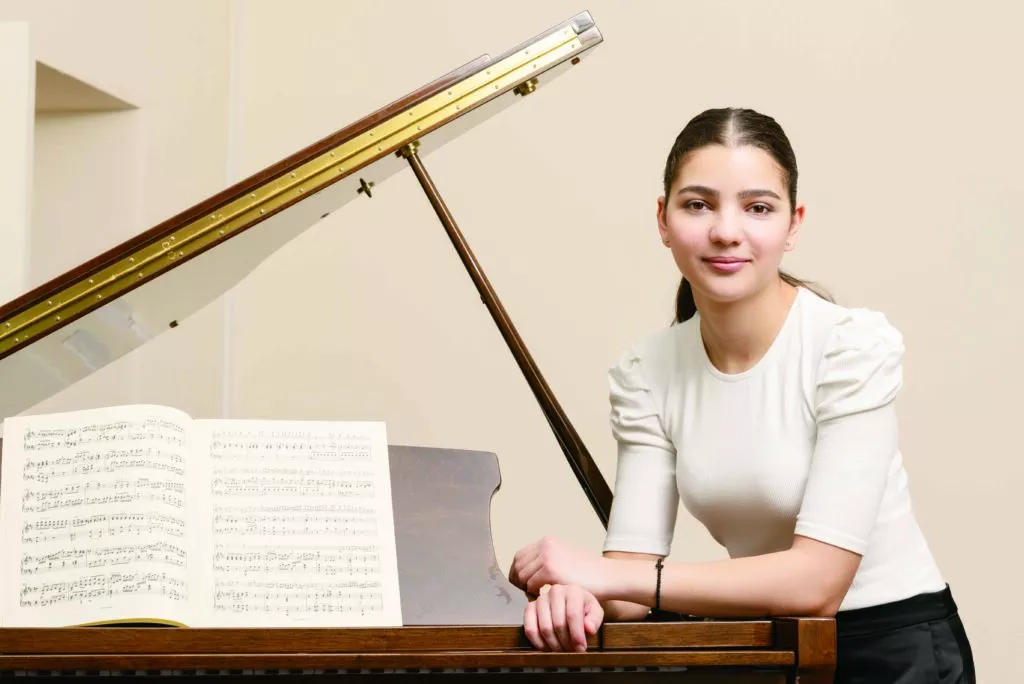 Άννα Αβραμίδου: Πλήρης υποτροφία από τη Βασιλική Ακαδημία Μουσικής για τη νεαρή πιανίστα