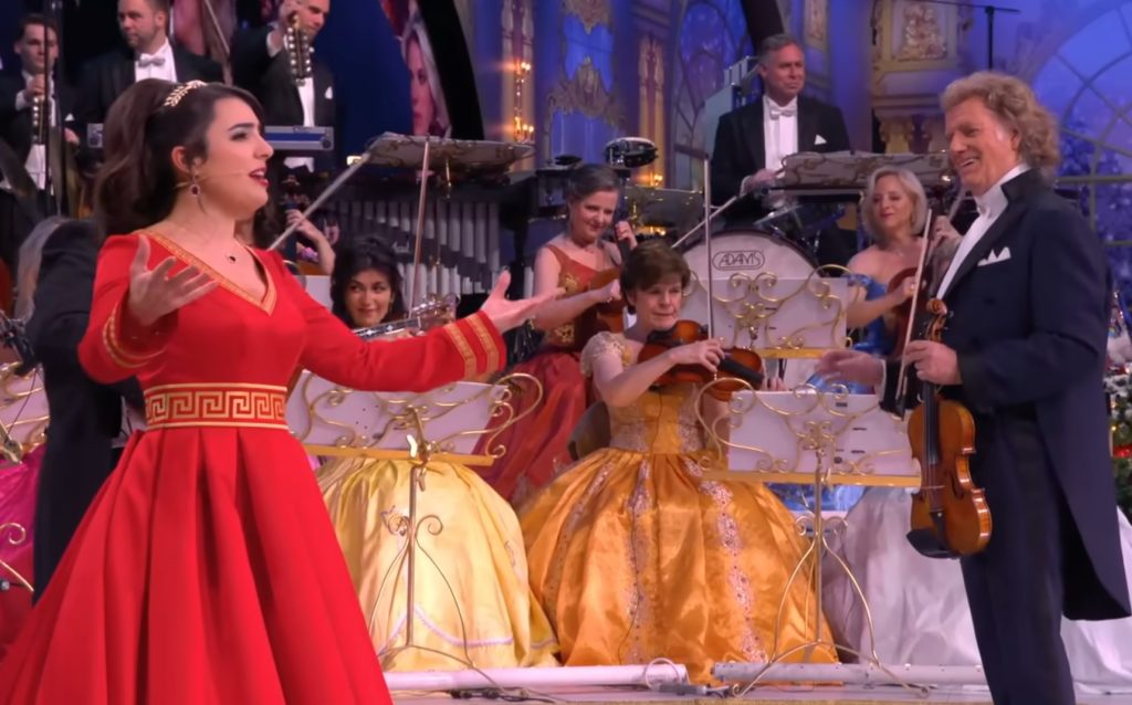 Τα ελληνικά κάλαντα των Χριστουγέννων ανέβασε ο διάσημος βιολιστής και διευθυντής της ορχήστρας Γιόχαν Στράους, Αντρέ Ριέ