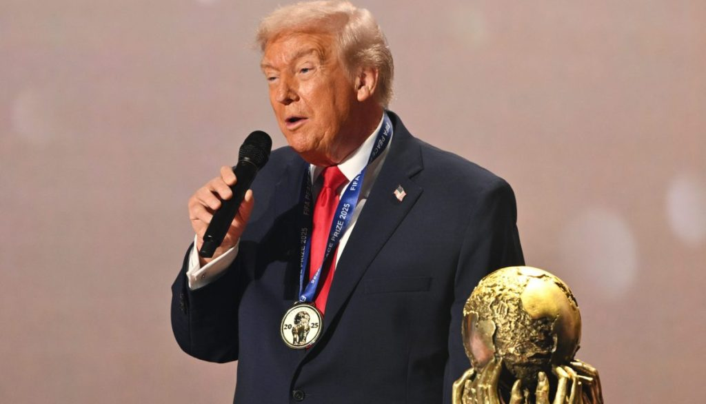 Ντόναλντ Τραμπ: Πήρε το βραβείο ειρήνης της FIFA – «Από τις μεγαλύτερες τιμές της ζωής μου»