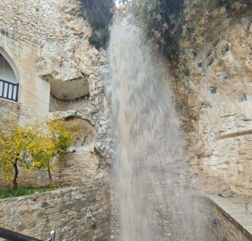 Μοναδικό θέαμα: Με ορμή κατέβηκε σήμερα ο καταρράκτης της Μονής Αγίου Νεοφύτου