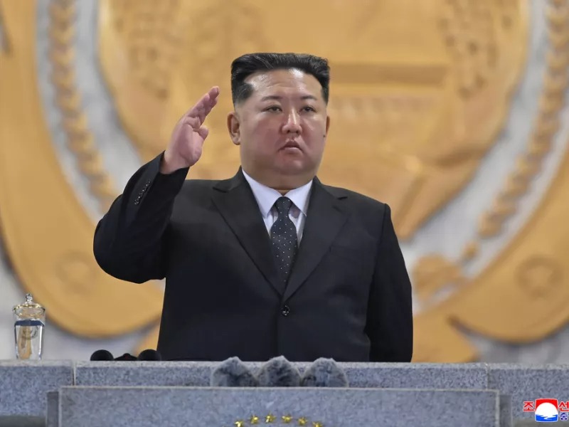 Ο Κιμ Γιονγκ Ουν έπλεξε το εγκώμιο στρατιωτών που επέστρεψαν από τη Ρωσία – Εννέα πεσόντες αναγνωρίστηκαν ως ήρωες