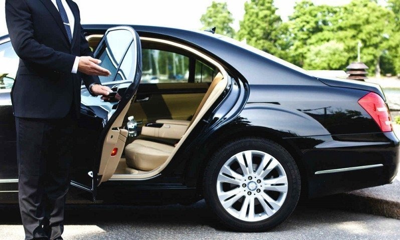 Πολιτική αφυπηρέτηση με… βασιλικά προνόμια!