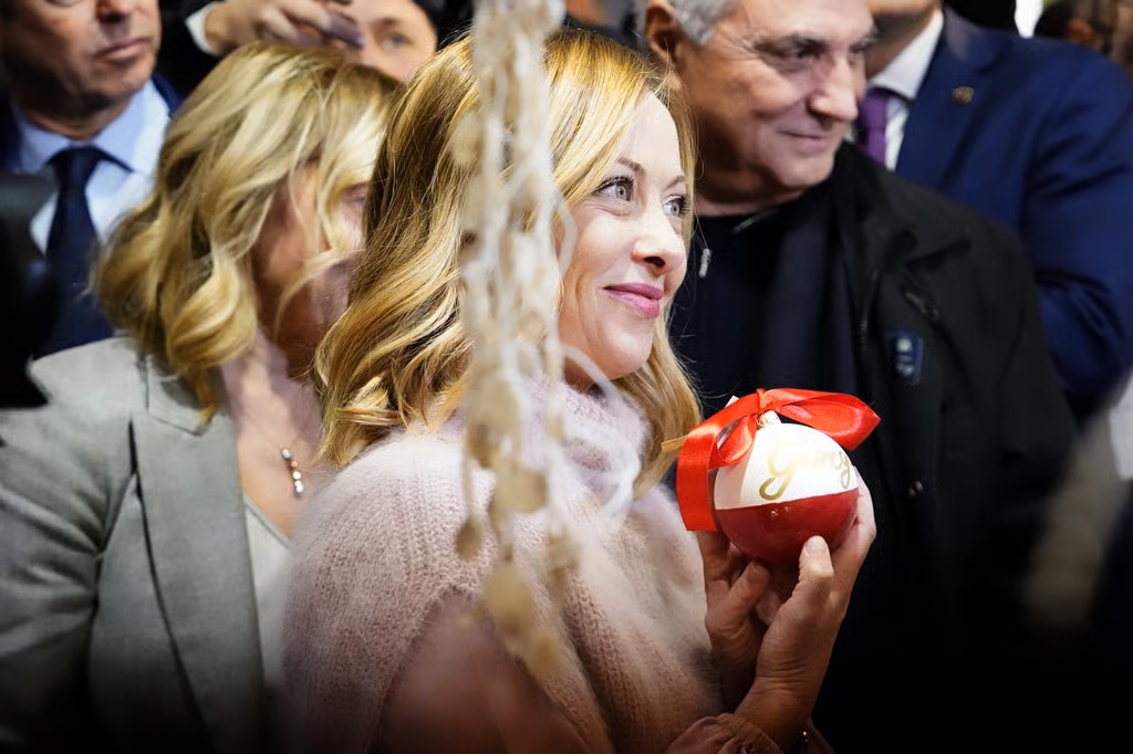 Politico: Πώς η ακροδεξιά «έκλεψε» τα Χριστούγεννα – Η μετατροπή σε πεδίο πολιτισμικής σύγκρουσης