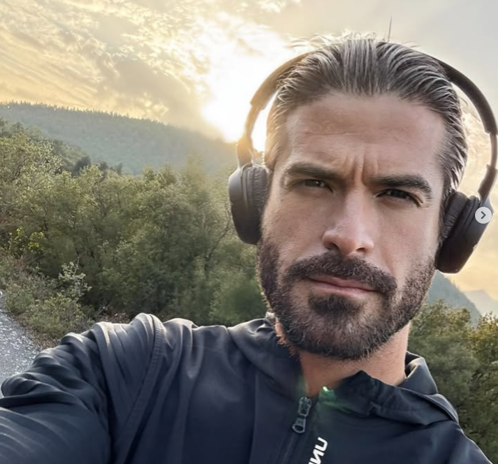 Συνελήφθη για ενδοοικογενειακή απειλή ο Άρης Μουγκοπέτρος – Μήνυση από την εν διαστάσει σύζυγό του