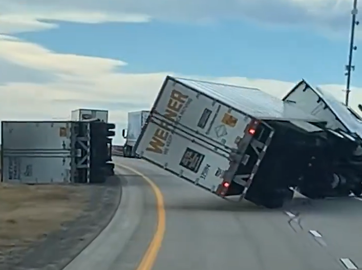 ΗΠΑ: Θυελλώδεις άνεμοι έως 232 χλμ/ώρα ανατρέπουν νταλίκες σε αυτοκινητόδρομους (εικόνες-βίντεο)