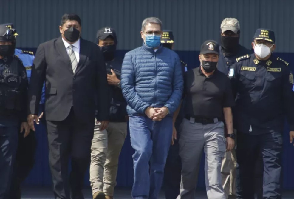 Θύελλα αντιδράσεων στις ΗΠΑ: Ο Τραμπ απονέμει χάρη στον καταδικασμένο για λαθρεμπόριο ναρκωτικών Ερνάντες