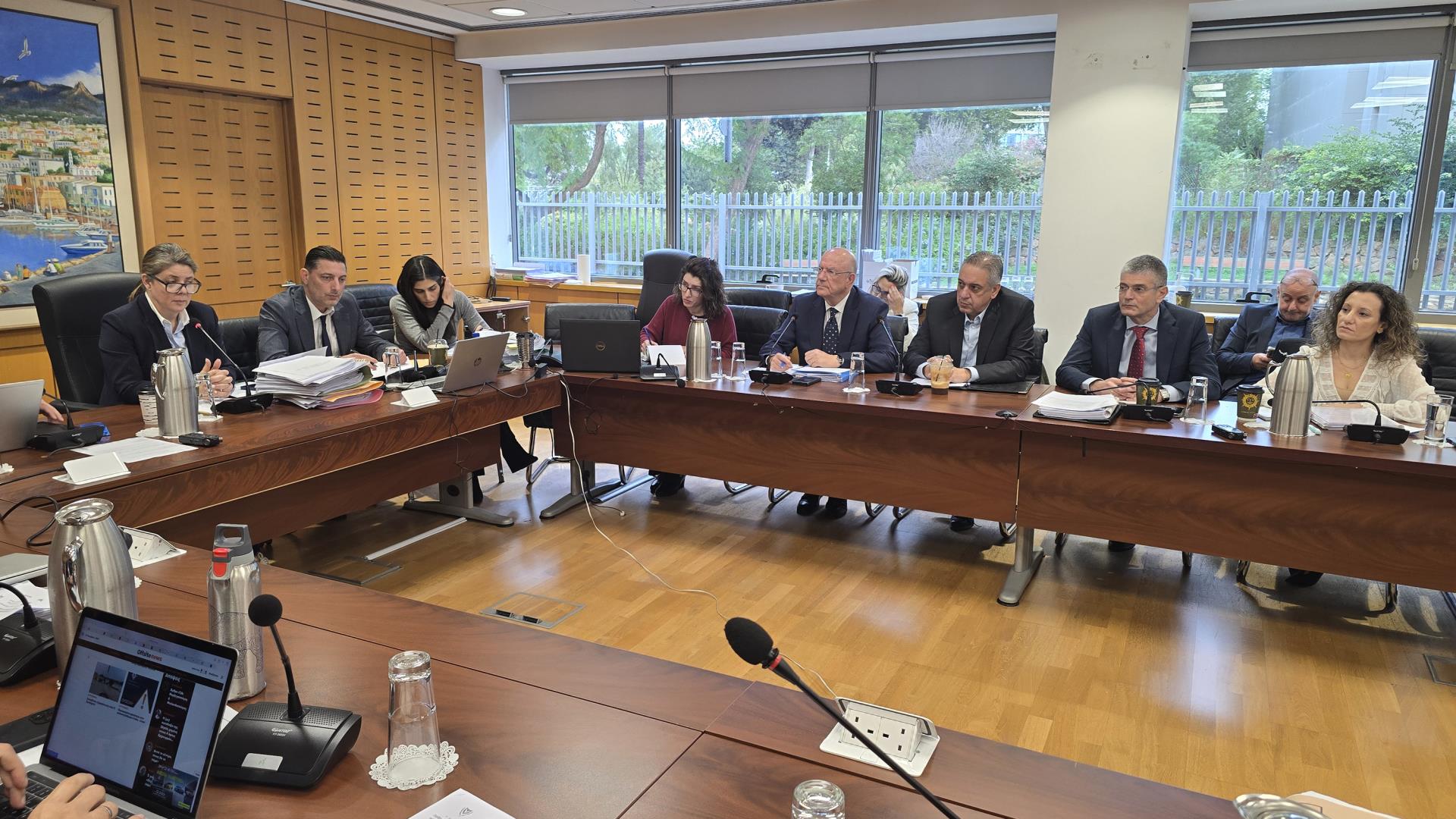 Στις €22.000 το αφορολόγητο – Κλιμακωτή αύξηση εκπτώσεων για τέκνα – Τι συμφώνησε η Κυβέρνηση με ΔΗΣΥ, ΔΗΚΟ, ΔΗΠΑ, ΕΔΕΚ