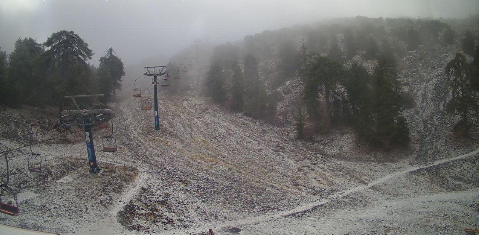 Στα λευκά ντύθηκε για δεύτερη φορά φέτος το Τρόοδος (εικόνες)