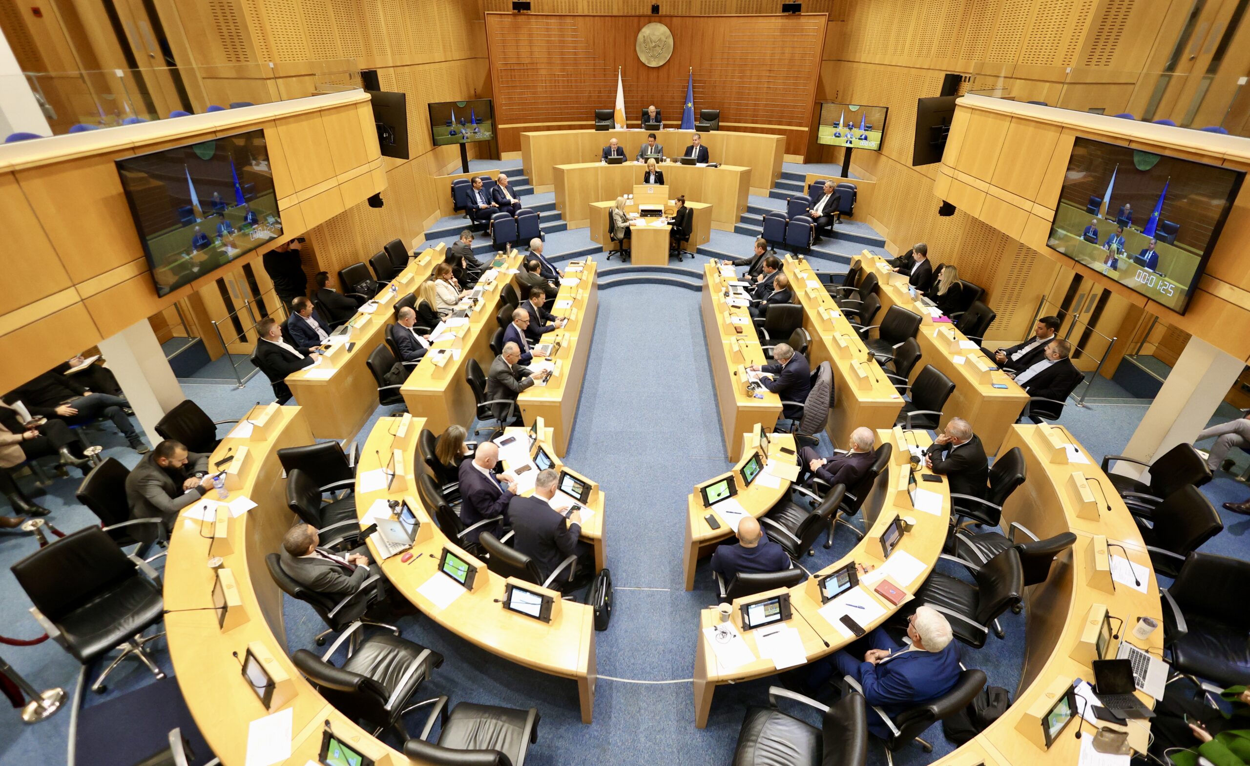 Στην Ολομέλεια τη Δευτέρα ο φόρος ακινήτων και το ειδικό τέλος σε εταιρείες, μαζί με τη μεταρρύθμιση – Τι έγινε στη Βουλή