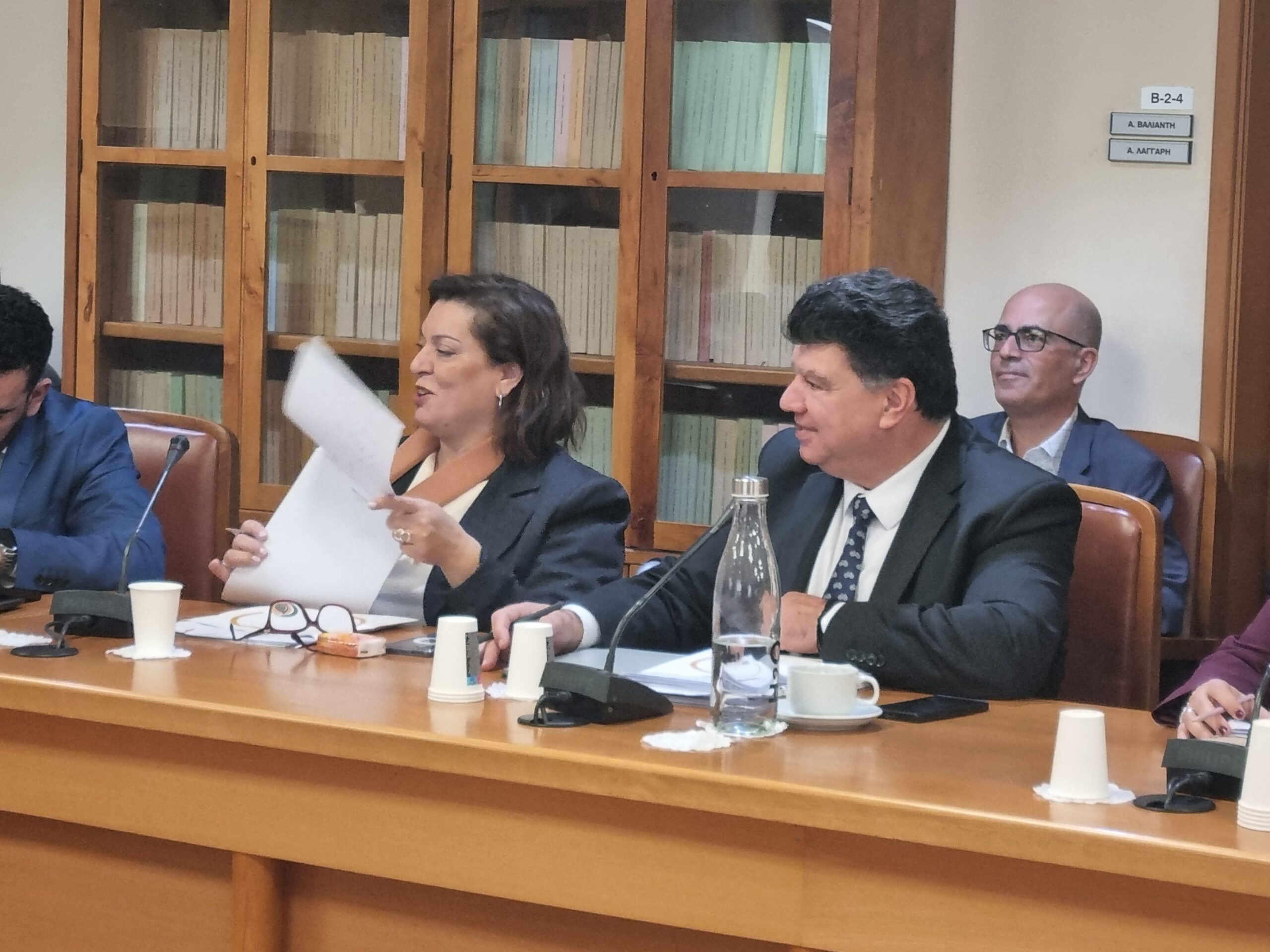 Στη Βουλή με τροχοκάθισμα η Αθηνά και με τον νέο Γενικό Διευθυντή παρά τω πλευρώ της