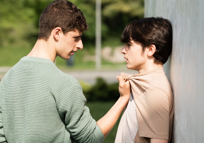 Δύο έφηβοι στον σχολικό διάδρομο