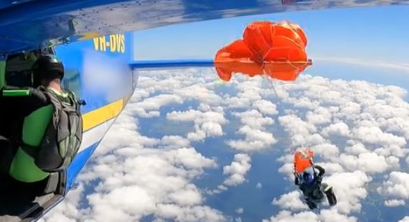 Τρόμος στον αέρα: Αλεξίπτωτο τυλίγεται στο φτερό αεροπλάνου και ο χειριστής αιωρείται στο κενό
