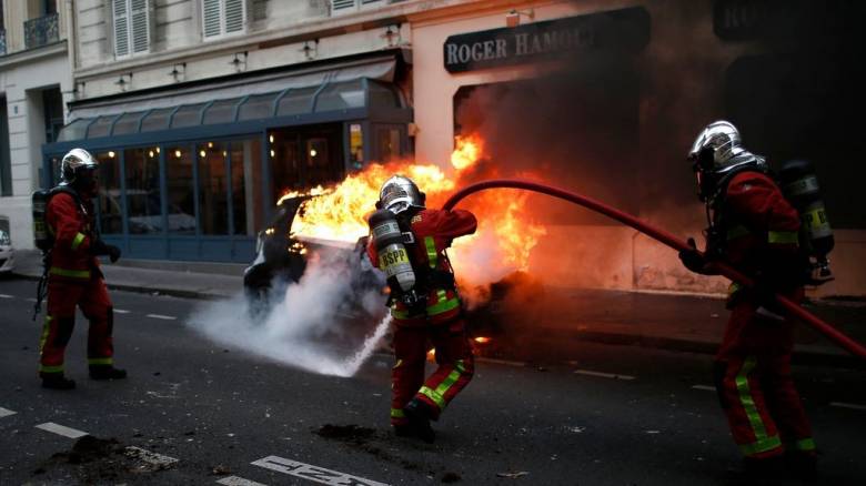 Νύχτα αναταραχής την Πρωτοχρονιά στη Γαλλία: Πάνω από 1.000 πυρπολήσεις οχημάτων και εκατοντάδες προσαγωγές