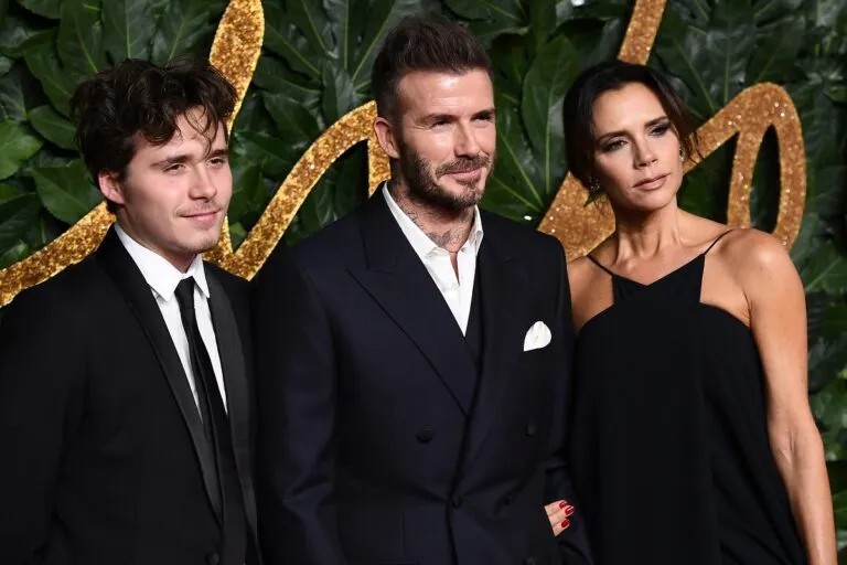 Brooklyn Beckham: «Οι γονείς μου προσπάθησαν να με δωροδοκήσουν πριν από τον γάμο» – Για να αποποιηθεί των δικαιωμάτων του επωνύμου του