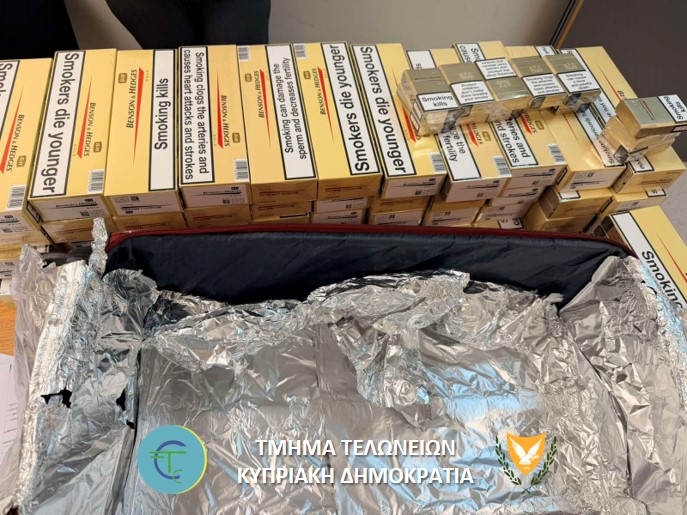 Τους τσάκωσαν με δεκάδες κούτες παράνομων τσιγάρων στο αεροδρόμιο – Χειροπέδες σε δύο άτομα (εικόνες)