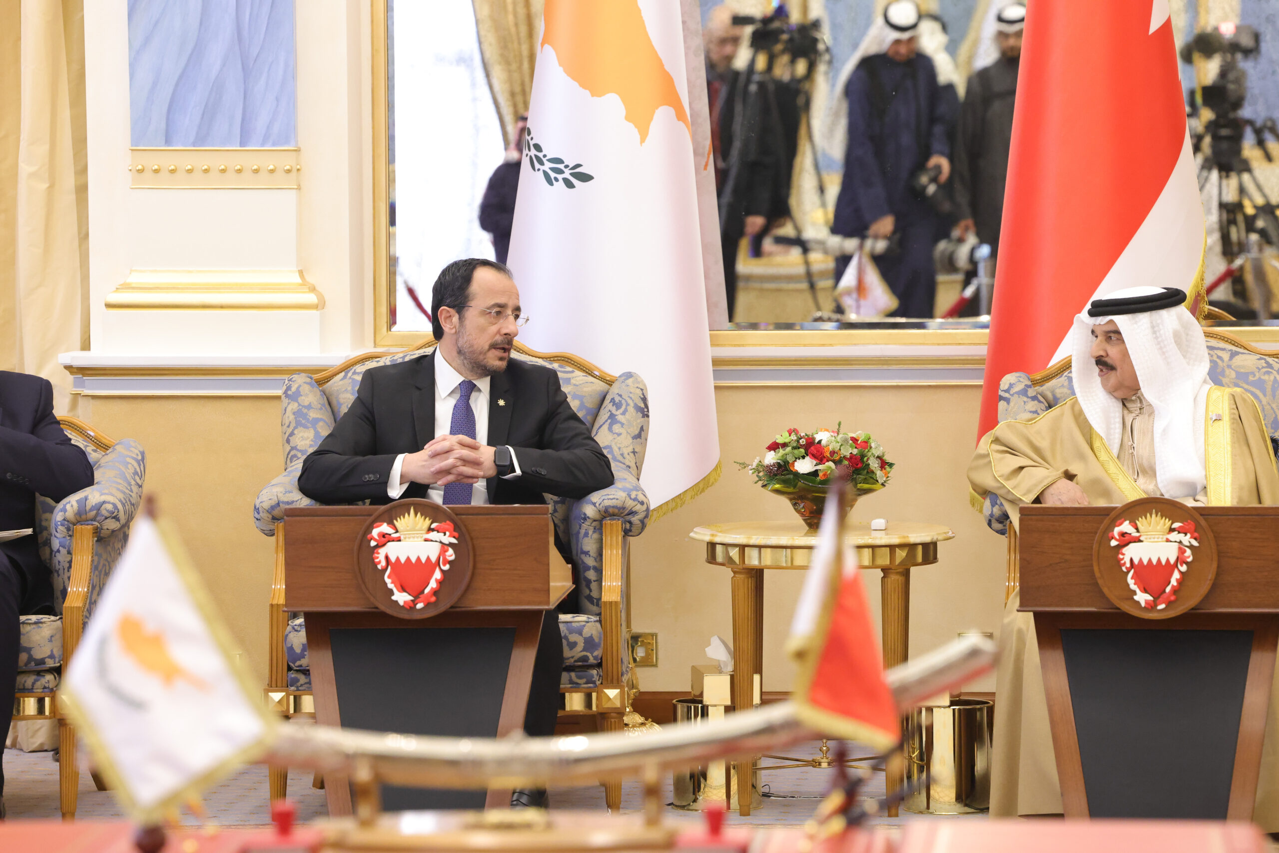 Διπλωματική εκστρατεία στον Κόλπο – Ο Πρόεδρος στο Μπαχρέιν, υπουργοί στα Ηνωμένα Αραβικά Εμιράτα