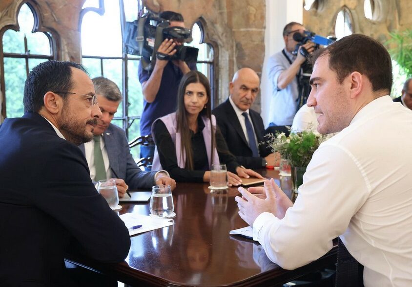 Ο Γιώργος Χρυσοχός, το πολιτικό πρόσωπο εν είδει girlfriend και η συνάντηση με τον Πρόεδρο στο Προεδρικό