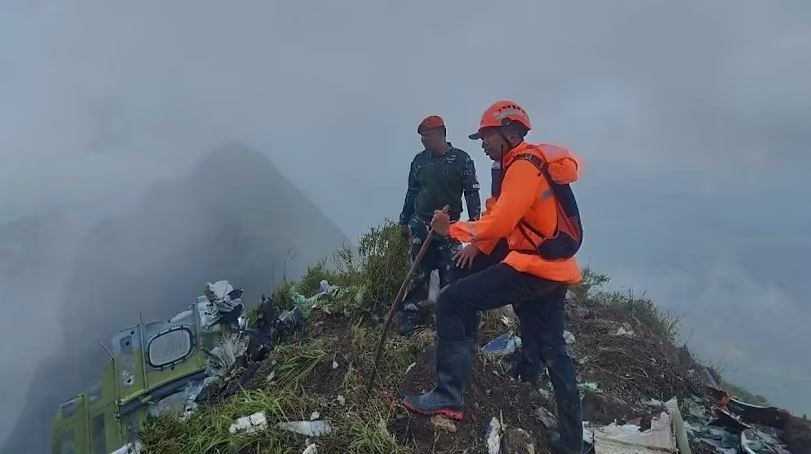 Συντριβή αεροσκάφους στην Ινδονησία: Εντόπισαν συντρίμμια του σκάφους που είχε χαθεί από τα ραντάρ (εικόνες)