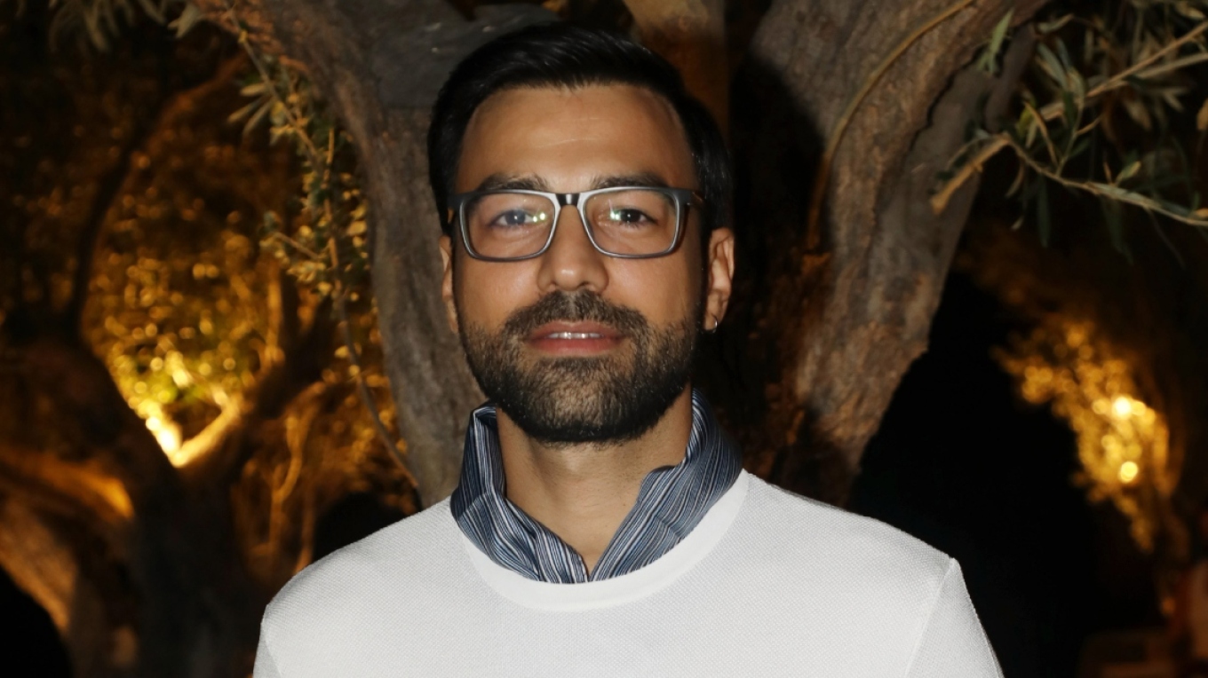 Αντρέας Γεωργίου: «Όταν ένιωσα ότι μεγαλώνω, σκέφτηκα ακόμα και τη μονογονεϊκότητα» – Η σκέψη για παιδί μέσω παρένθετης μητέρας πριν να γνωρίσει τη σύζυγό του