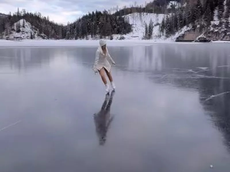 Ιταλίδα αθλήτρια έκανε πατινάζ σε παγωμένη λίμνη στην Αλάσκα – Εντυπωσιακό βίντεο