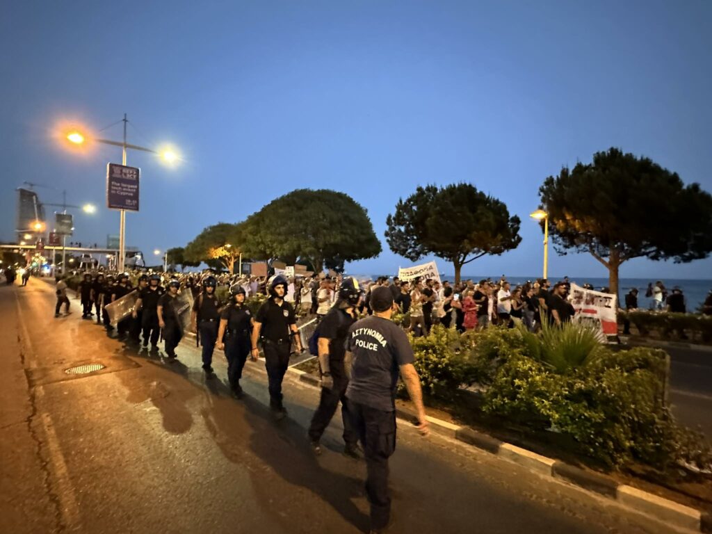 Νόμος έκτρωμα για διαδηλώσεις: Τρόμαξαν, έκαναν πίσω αλλά κράτησαν την κουκούλα