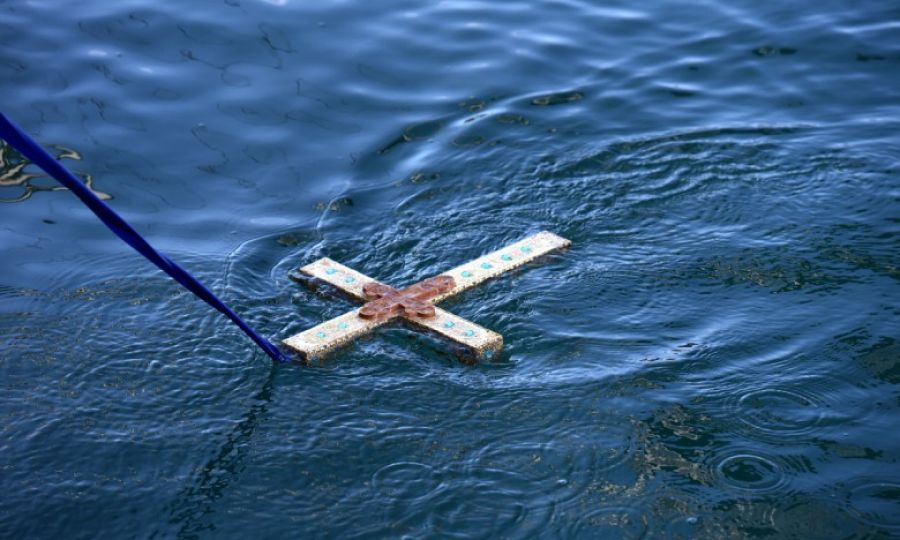 Unexpected Incident During Epiphany Blessing in Limassol: Man Retrieves Cross and Disappears – Police Investigation Underway