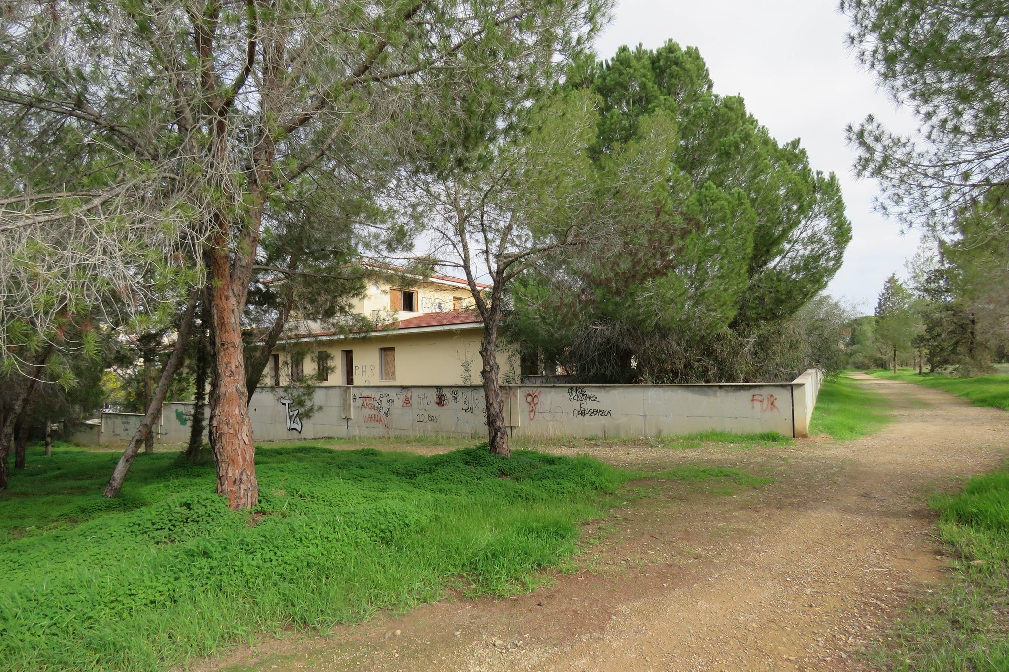 Καίω τα δέντρα, χτίζω μεζονέτες, θα κάνω τα παιδιά μου μαριονέτες