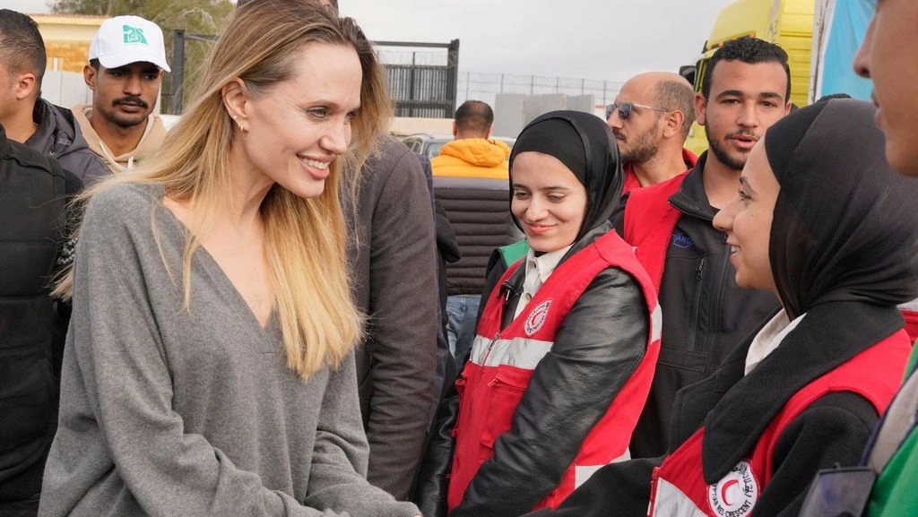 Αντζελίνα Τζολί: Βρέθηκε στο πέρασμα της Ράφα σε ανθρωπιστική αποστολή για τους Παλαιστίνιους