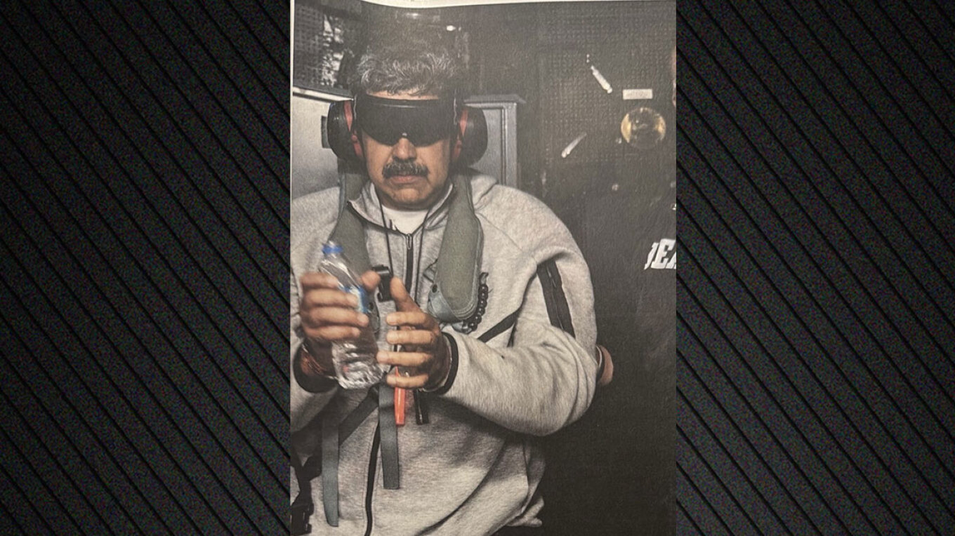 Φωτογραφία του Μαδούρο δημοσίευσε ο Τραμπ – Δεμένα χέρια, καλυμμένα μάτια και ακουστικά