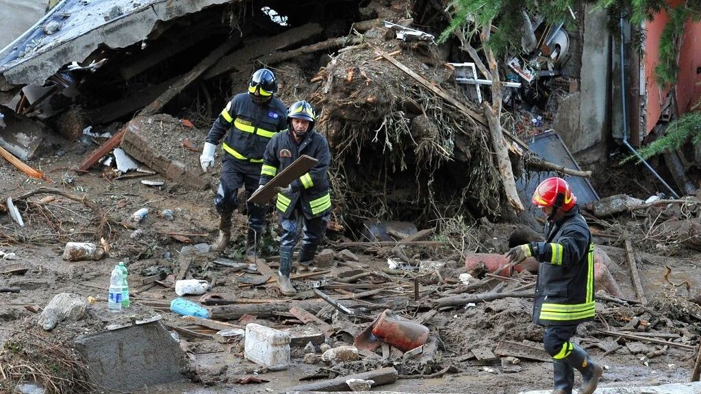 Τρομακτική κατολίσθηση στην Σικελία: Στο χείλος του γκρεμού πάνω από 1.000 σπίτια – Συγκλονιστικά βίντεο