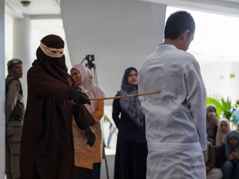 Δημόσιο μαστίγωμα για ζευγάρι μοιχών στην Ινδονησία – Δέχτηκαν από 140 χτυπήματα, η γυναίκα λιποθύμησε