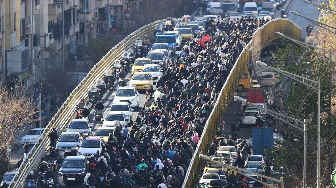 Chaos in Iran: Protests Against the Ayatollahs and Cracks in the Regime – Three Dead in Demonstrations