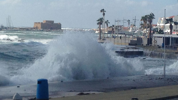 Ισχυροί άνεμοι και θαλασσοταραχή προκάλεσαν ζημιές σε σκάφη στο λιμανάκι Κάτω Πάφου