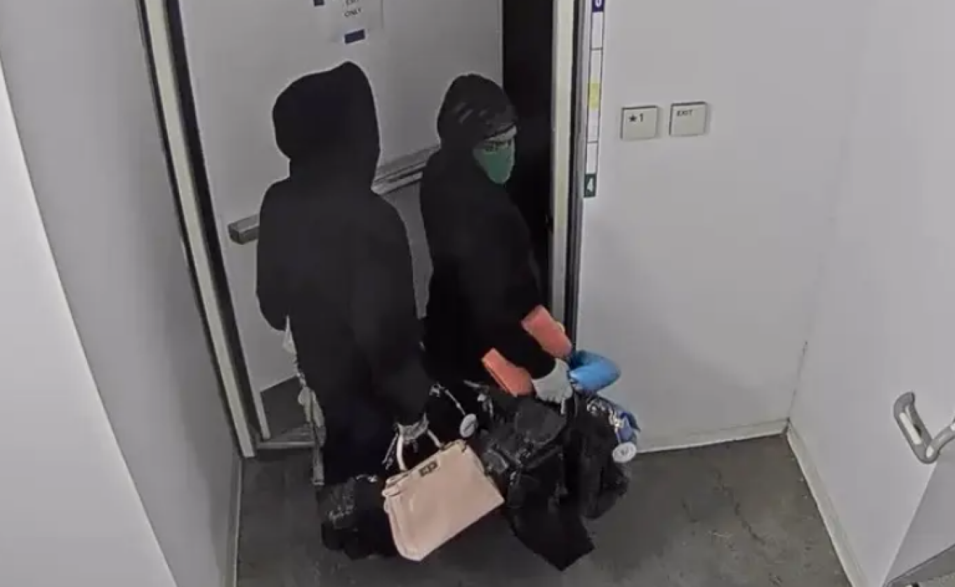 Καλιφόρνια: Η στιγμή της σύλληψης δύο διαρρηκτών από πάνοπλους αστυνομικούς – Επιχείρησαν να κλέψουν τσάντες 100.000 δολαρίων